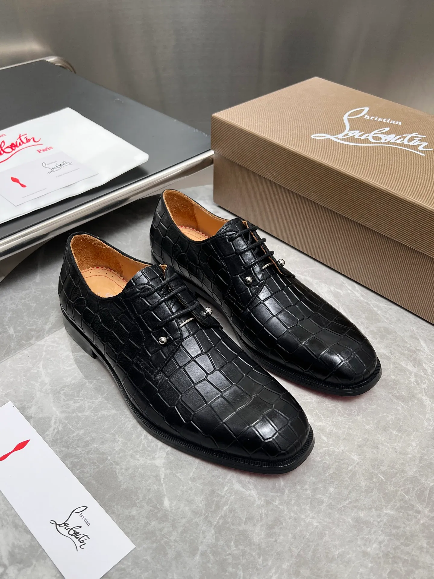 [CL red sole] Top P: 900💰 Number of yards: 39~44 (38.4546. Customized, non-refundable) CL new men's formal shoes Loaf leather shoes Christia* Loubouti* red sole shoes The red sole is luxurious and elegant, reshaping the style boundary of casual formal wear. It is extremely innovative in material selection, and creates a rich visual and tactile experience through the collision of different materials! Made of top-grade calfskin/glossy patent leather/spliced ​​technical fabric in contrasting colors. The upper is stitched by hand with fine and even stitching. It is based on the square-toe loafer shoe shape, with neat and elegant lines, which fits the toughness of men's wear. The upper is embellished with metal rivets, injecting individual details into classic loafers, breaking the mediocrity of casual shoes, and giving a concrete expression of "low-key luxury". From the original color/red cowhide lining inside the shoe to the instantly recognizable red sole, the "red sole" is not only the brand's visual identity, but also a "luxury codeword" when walking. The red sole exposed inadvertently conveys taste and identity instantly. From the innovative splicing of materials, to the personalized fusion of design, to the ingenious inheritance of craftsmanship, the Christian Louboutin men's loafer series is not only a pair of casual shoes, but also a "yuppie style" dressing weapon for men. Whether it is a casual business meeting or a casual look for daily travel, it can help you become a unique and stylish man in every occasion with its "red Loaf" attitude.